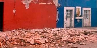 Cayó fachada de casona en el centro histórico de Puebla; hubo un lesionado