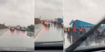 Lluvia y exceso de velocidad causa volcadura de autobús en la Atlixco-Puebla 