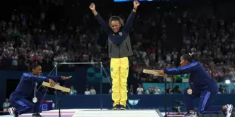 Simone Biles honra a la brasileña Rebeca Andrade, ganadora del oro en París 2024