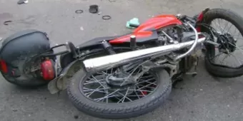 Adolescente muere tras derrapar en moto en Izúcar