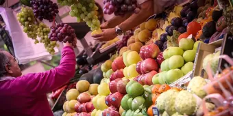 Para prevenir enfermedades, esta es la fruta y verdura que debes lavar antes de cortar