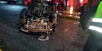 Auto volcado por exceso de velocidad en Xicotepec; conductor huye