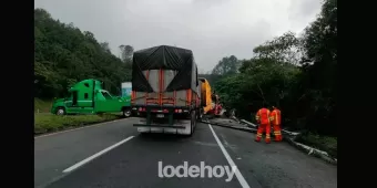  FOTOS: Tráiler pierde el control y se estrella en Huauchinango 