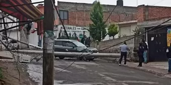 Edil de San Lorenzo Chiautzingo deja sin luz a vecinos tras chocar contra postes