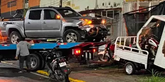 Borrachos se estampan contra autos, motos, derribaron techado y cortina de un local en Izúcar