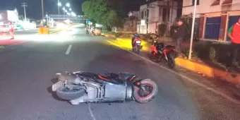 Por exceso de velocidad, motociclistas quedan gravemente heridos en Xicotepec