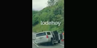 Camioneta de lujo destrozada por imprudencia de conductor en Tlacuilotepec