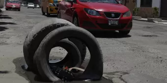 Reclamos por baches en la capital; llantas y suspensiones los costosos daños