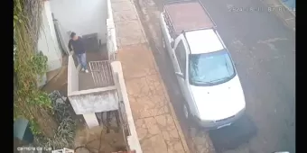 VIDEO. Auto fuera de control se estrella contra una casa y aplasta a una mujer 