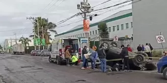 Baches provocan volcadura y tres lesionados en Cuautlancingo 