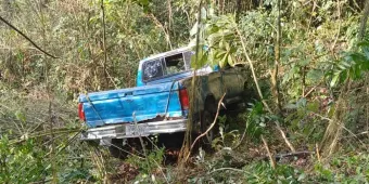 Arrojan camioneta a barranco de 70 metros en la Pachuca-Tuxpan