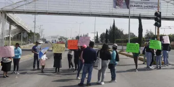 Liberan padres de familia la carretera a Atlixco, acuerdan destitución de directora de primaria