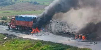 Mueren dos personas calcinadas en choque de tractocamión en la Puebla-Córdoba