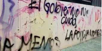 Poblanas por la no violencia a las mujeres grafitearon la Fiscalía 