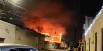 Fuerte incendio consumió fábrica en El Refugio