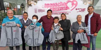 Entrega Omar Muñoz chamarras en Cuautlancingo con el programa un apapacho al corazón