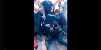 VIDEO. Cinco policías someten a padre de familia en Coxcatlán 