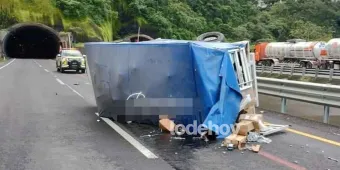 Vuelca camioneta y cierran la autopista México-Tuxpan