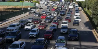 Así captaron en VIDEO a dos mujeres colocando rastreadores en coches en Puebla