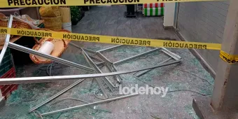 Fuertes vientos causan caída de cancel en el mercado Domingo Arenas en Texmelucan